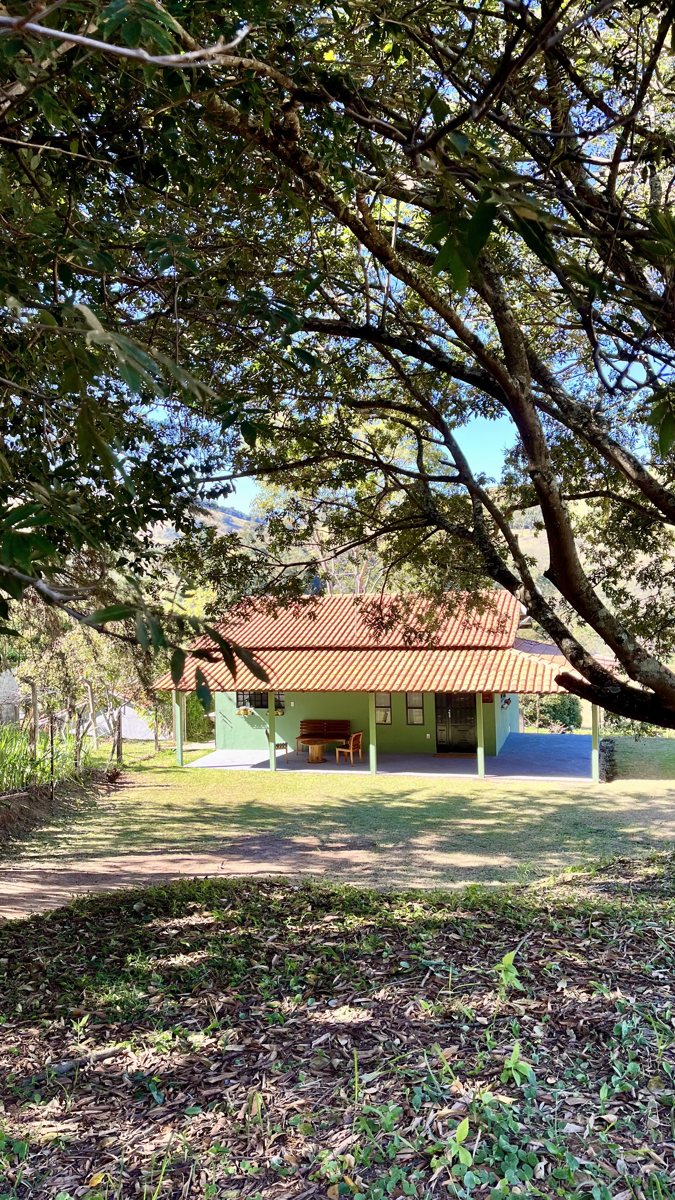 Casa Vale do Ingá entre árvores e montanhas